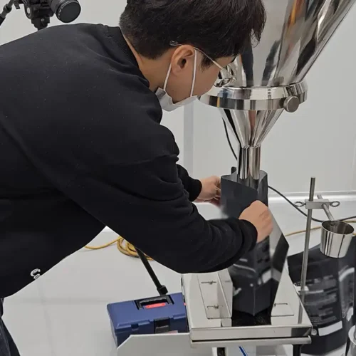 분말충진기로 파우치 포장하는 모습